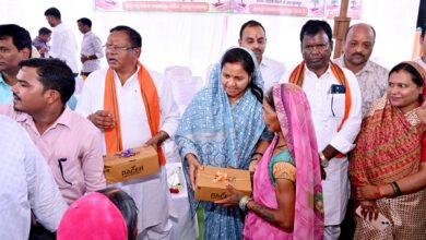 मंत्री राजवाड़े ने चरण पादुका का किया वितरण