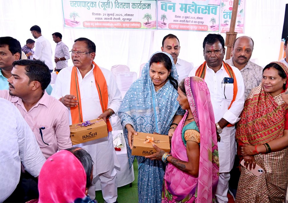 मंत्री राजवाड़े ने चरण पादुका का किया वितरण