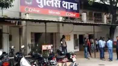 शटर का ताला तोड़कर चोर ले उड़े 100 मोबाइल