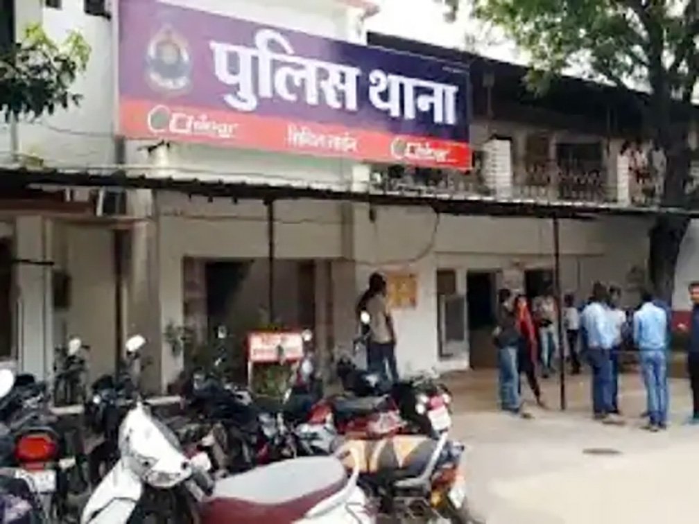 शटर का ताला तोड़कर चोर ले उड़े 100 मोबाइल