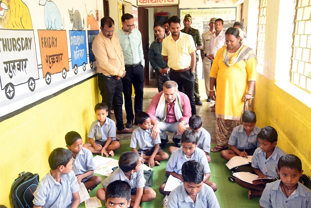कलेक्टर ने सचिव को किया सस्पेंड, बीईओ को भेजा नोटिस
